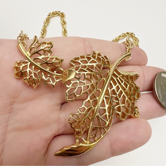 Vintage Crown Trifari Openwork Goldtone Oak Leaf Leaves Necklace & Earrings Set - Picture 5 of 8